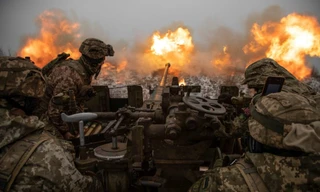 Một người lính Ukraine trong ánh hoàng hôn ở làng Karlivka, gần tiền tuyến Avdiivka. (Ảnh: Anadolu)