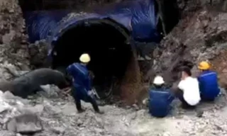 Mở thêm đường hầm tìm kiếm công nhân nghi mất tích dưới 'hố tử thần' 
