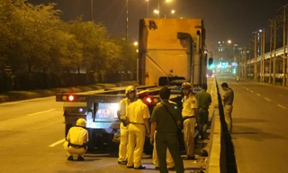 Va chạm với xe container khiến 1 người chết, xe máy biến dạng