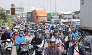 Cửa ngõ TPHCM kẹt xe kinh hoàng từ sáng đến trưa