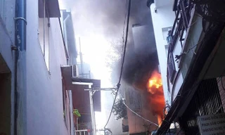 Ngọn lửa bùng cháy dữ dội tại tầng 2 căn nhà 5 tầng.