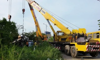 Xe bồn lật nhào xuống kênh sau tai nạn, tài xế kẹt trong cabin