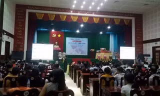16 sinh viên nghèo ở Long An nhận học bổng "Nâng bước sinh viên-chắp cánh tương lai".