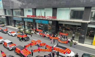 Dân chung cư Hà Nội dàn ô tô băng rôn đòi 'sổ đỏ'