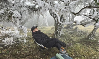 Du khách chịu rét đi leo núi, check-in vùng băng giá phủ trắng xóa ở Lào Cai