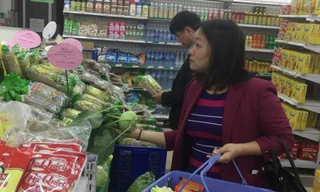 Rau xanh hút hàng tại siêu thị Hà Nội ngày mồng 4 Tết