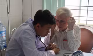 Bác sĩ Sài Gòn mang yêu thương đến với dân tộc vùng cao