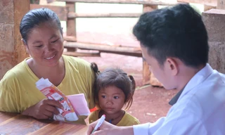 Bác sĩ Việt khám bệnh tại Lào và nỗi xót xa:’10 trẻ thì hết 9 suy dinh dưỡng’