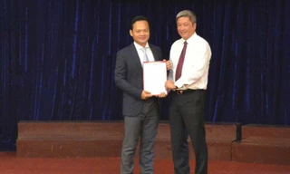 Thứ trưởng Bộ Y tế Nguyễn Trường Sơn ( Áo trắng) trao quyết định bổ nhiệm cho ông Hoàng Quốc Cường.