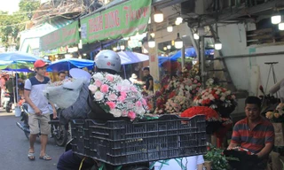 Giá hoa hồng tăng gấp đôi ngày 14/2, nhiều bạn trẻ vẫn chi đậm