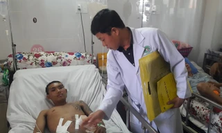 Cứu sống nam thanh niên bị xe rác ép chặt vào tường