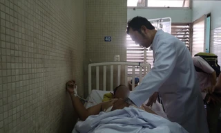 Không đòi được tiền lương, nam bảo vệ đâm đồng nghiệp suýt chết