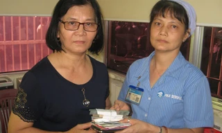 Dẫn chị đi khám bệnh, người phụ nữ bỏ quên 100 triệu ngoài ghế chờ