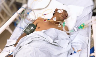 Bé trai 3 tuổi bơ vơ ở bệnh viện vì cha hôn mê do tai nạn giao thông