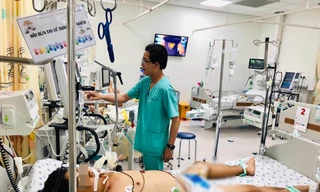 Truyền 6 lít máu cứu sống bé trai bệnh “muỗi cắn cũng có thể tử vong“