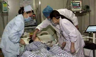 Bé trai 15 tháng uống nhầm thuốc diệt cỏ đựng trong chai trà xanh