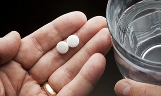 Nữ ca sĩ nhập viện vì lạm dụng thuốc đau đầu, bác sĩ nói gì?