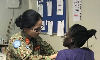 Cứu sống vợ con Thống đốc ở Nam Sudan, bác sĩ Việt được tặng...bò