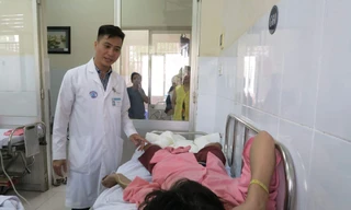 Hút thuốc lá trong lúc đang chiết xăng, 4 người nguy kịch