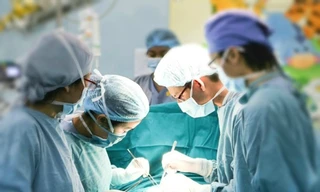 Nhảy từ ghế xuống đất, bé gái bị tre đâm xuyên hậu môn