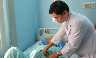 Xe cưới chạy thẳng vào bệnh viện cấp cứu bệnh nhân bị vỡ động mạch chủ