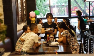 Sinh viên làm thêm Tết: Người lần đầu gửi tiền cho mẹ sắm Tết, người đến đêm 30 mới về nhà