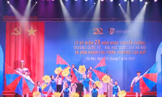 Trường Quốc tế - ĐHQG Hà Nội đón "sinh nhật" tuổi 20, sinh viên tham gia hoạt động vui nổ trời