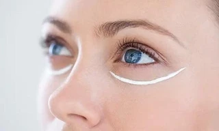 Vùng da quanh mắt nhạy cảm như một cô nàng "khó chiều", bạn đã biết cách chăm chút?