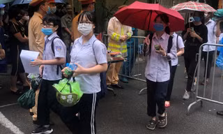 Toàn cảnh kỳ thi tuyển sinh lớp 10 ở Hà Nội: Đề thi không khó, vì sao thí sinh lo lắng?