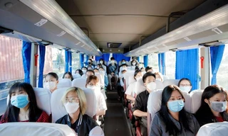 "Rì-viu" chân thật dịch vụ xe buýt nhanh đưa đón sinh viên của Đại học Kinh tế TP.HCM