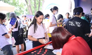 TP.HCM: Hàng nghìn bạn trẻ háo hức khám phá triển lãm The Moneyverse