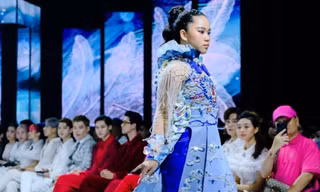 Miss Eco Teen International 2021 Bella Vũ trình diễn với áo dài nặng hơn 20 kg