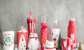 Giới trẻ háo hức "săn" ly, bình nước "đỏ đỏ xanh xanh", biết Giáng sinh đã đến rất gần!