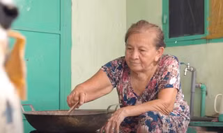 Câu chuyện xúc động về gánh bánh rế nửa thế kỷ nuôi sống con gái tâm thần của bà lão 70 tuổi