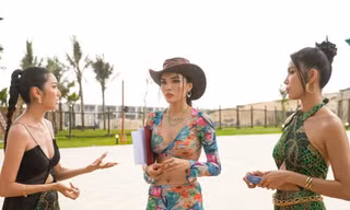 Khiến Hoa hậu Kỳ Duyên không kìm được sự bực bội, Á hậu Thúy Vân phản ứng ra sao?