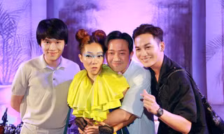 Khoảnh khắc "fanboy chính hiệu" của Trấn Thành: Ôm chặt diva Hà Trần trên sân khấu