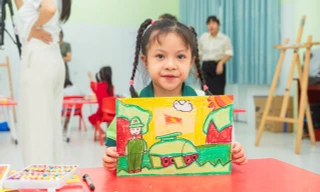 TP.HCM: Gần 300 họa sĩ nhí thể hiện tài năng vẽ tranh để chào mừng đại lễ 30/4