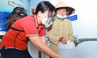 Người dân tỉnh Bến Tre được trao tặng hệ thống máy lọc nước nhiễm mặn