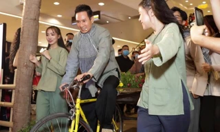 Lý Hải khiến khán giả thích thú khi mặc đồ ba bà, đạp xe lôi trên thảm đỏ "Lật Mặt: 48H"