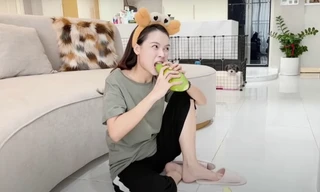 Netizen thích thú khi thấy cảnh Sam mặc đồ bộ ở nhà, ăn xoài sống mắm đường và coi phim bộ