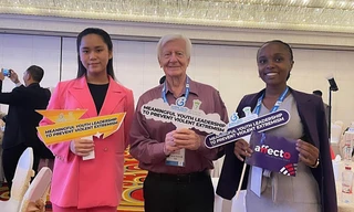 Nữ sinh 15 tuổi mang câu chuyện gia đình xương thủy tinh đến hội nghị quốc tế