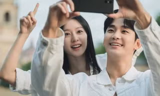 Kim Soo Hyun tiết lộ hậu trường cảnh quay khoe 6 múi trong "Queen of Tears"