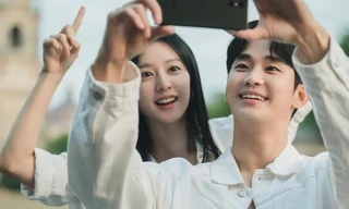 Kim Soo Hyun tiết lộ hậu trường cảnh quay khoe 6 múi trong "Queen of Tears"