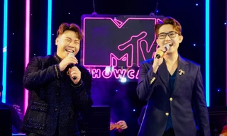 Hamlet Trương lần đầu hát live "Mẹ em nhắc anh", hội ngộ Thái Trinh trong mini show