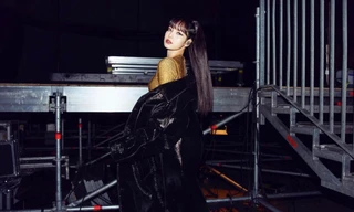 Lisa được Đệ nhất phu nhân Pháp kéo tay đứng ở vị trí trung tâm bức ảnh