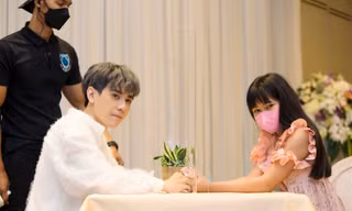 Quang Hùng MasterD rơi nước mắt khi được fan Thái Lan chào đón trong buổi fan meeting