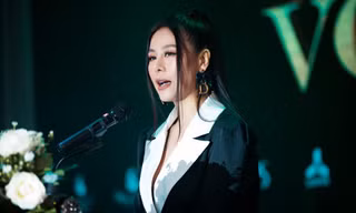 Tạm rũ bỏ hình tượng hài hước, Nam Thư chững chạc, thanh lịch trong vai trò mới