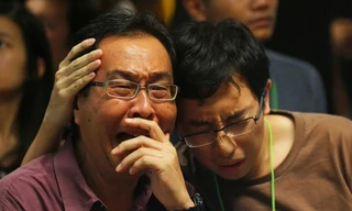 Thân nhân của các hành khách trên máy bay QZ8501 bật khóc khi biết hung tin.