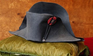 Chiếc mũ phớt màu đen, lông hải ly của hoàng đế Napoleon được bán với giá 1,8 triệu euro 