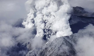 [ẢNH] Cận cảnh núi lửa Nhật Bản phun trào